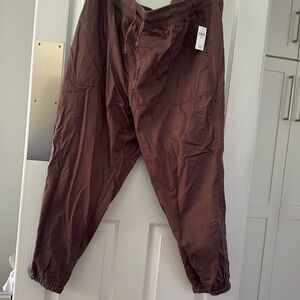 GAP pull on jogger khaki pants in XXL. neutral color tan/plumish. NWT